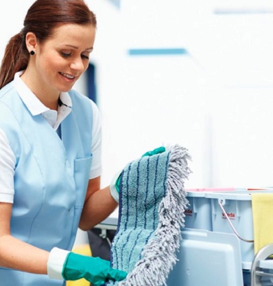 Własna pralnia w szpitalu: korzyści oszczędnościowe i operacyjne.